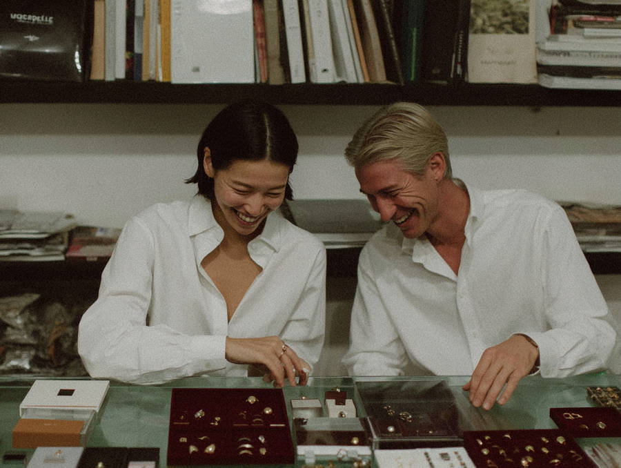 Boutee_two_people_having_a_friendly_engagement_ring_design_conversation