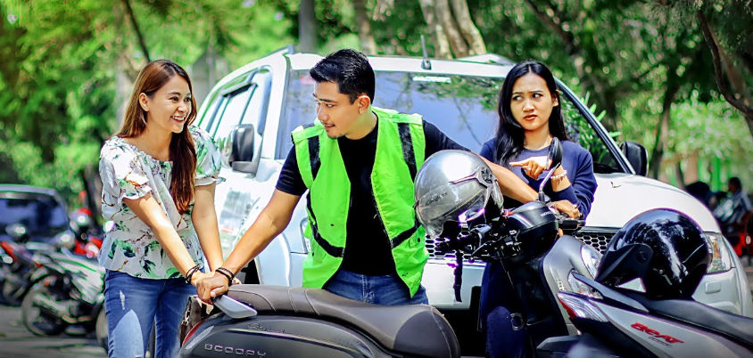 Tukang Parkir: Senyum dan Peluit yang Menyimpan Cerita