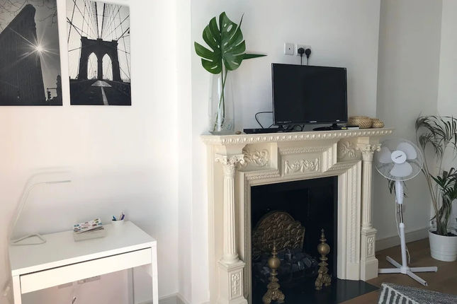 The Spacious Fitzjohn’s Road Apartment – RKC