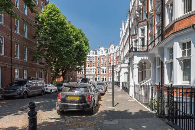 Charming Chelsea Apartment overlooking the Thames