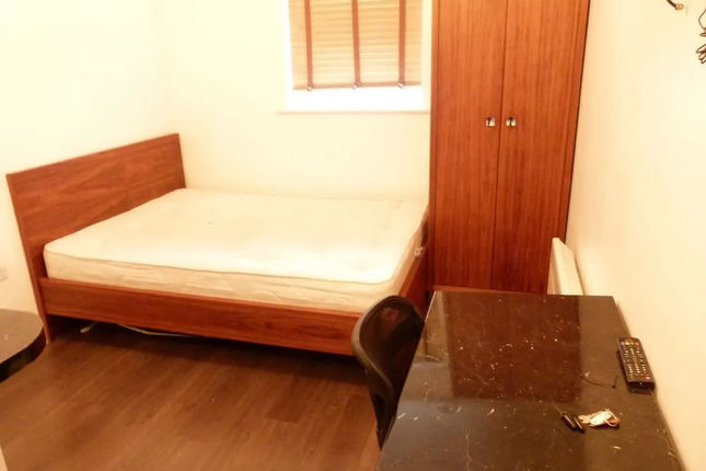 SS Property Hub – City of London Studio Apartment 18