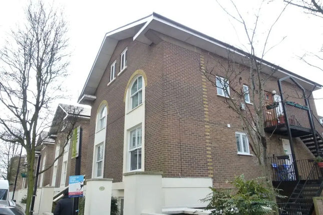 SS Property Hub – Family Apartment near Central London