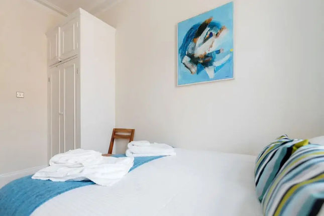 Earls Court Apartments by BaseToGo