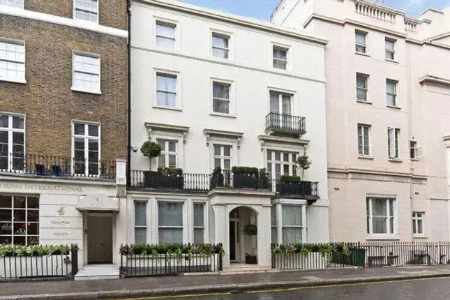 Pont Street Apartment