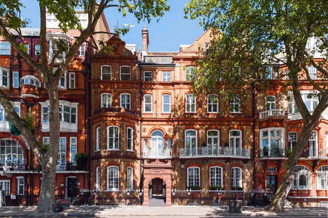 The Chelsea Embankment Apartment – EC
