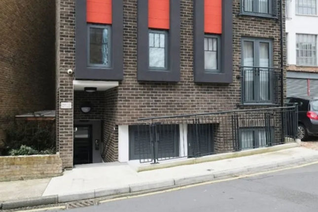 Quiet, Convenient 1BR Flat for 4 in Greenwich