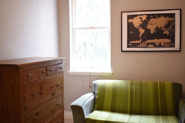 2 Bedroom Apartment With Balcony in Earls Court