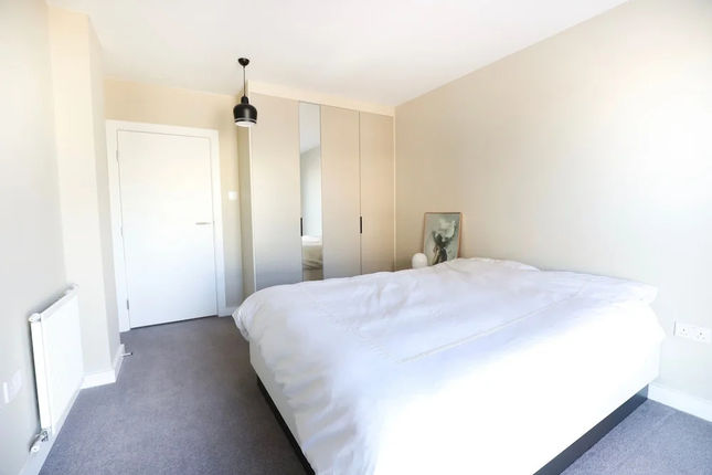 1 Bedroom Apartment With Balcony in Greenwich