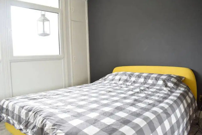 1 Bedroom Queen’s Park Flat