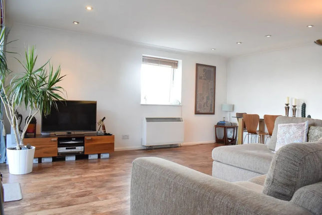 2 Bedroom Apartment With River Views Near Canary Wharf and City