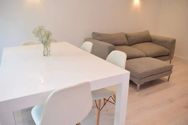 Stylish 2 Bedroom Apartment in Queen’s Park