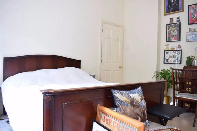 2 Bedroom Property Close to Stepney Green Station