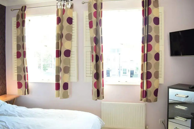 Spacious 2 Bedroom Property by The River Thames