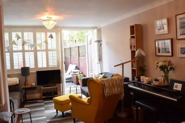 2 Bedroom Maisonette In Islington