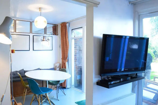 2 Bedroom Flat In Bethnal Green