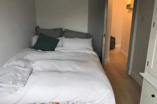 2 Bedroom Apartment Near Stepney Green Sleeps 4