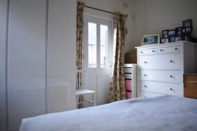 2 Bedroom Maisonette With Roof Terrace Sleeps 4