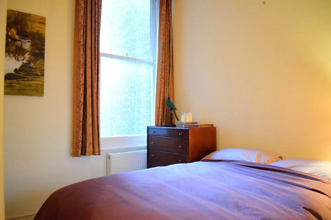 Kensington 2 Bedroom Flat With Balcony