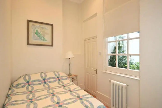 The Chelsea Embankment Apartment – EC