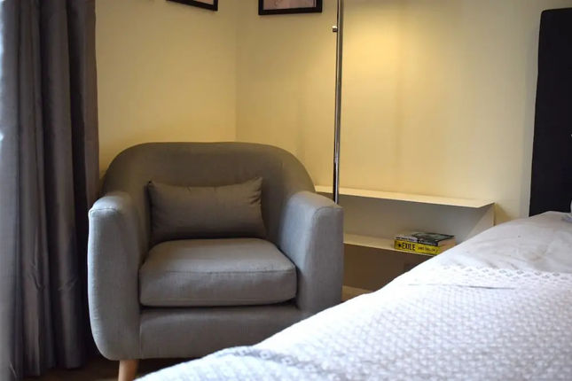 Modern 2 Bedroom Apartment in Queen’s Park