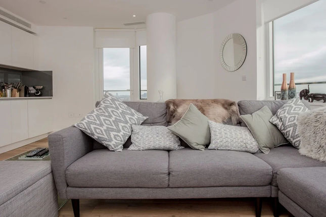 2 Bedroom Flat in Battersea on 20th Floor