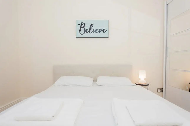 Modern 2 Bedroom Apartment On The Doorstep Of Queens Park