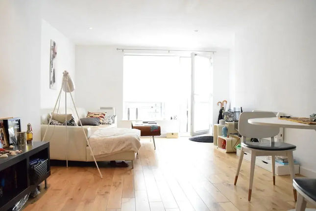 Spacious Apartment In East London With Balcony
