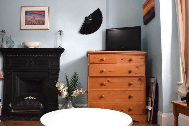 Delightful 1 Bedroom Garden Flat, Near To River