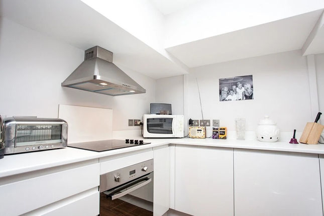 Contemporary 3 Bedroom Apartment In Battersea