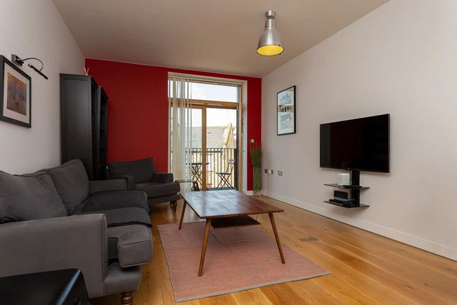 2 Bedroom Apartment in West Hampstead With Balcony