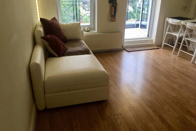 Bright 1 Bedroom Flat in West Hampstead With Balcony