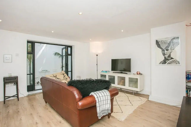 Cosy 2 Bedroom in Stoke Newington With Private Patio