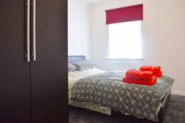 Spacious 2 Bedroom in Shepherds Bush With Patio