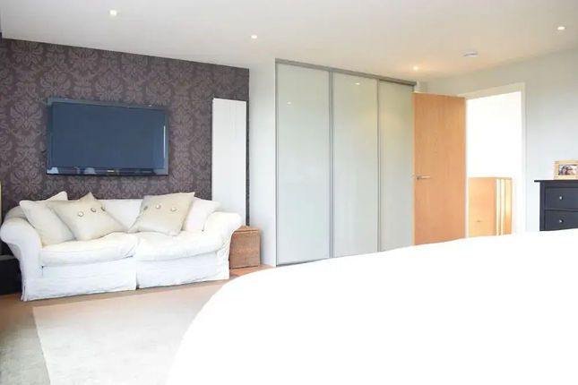 Spacious 2 Bedroom Penthouse in Islington