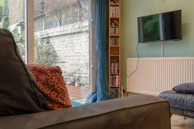 2 Bedroom Apartment With Garden in Chelsea