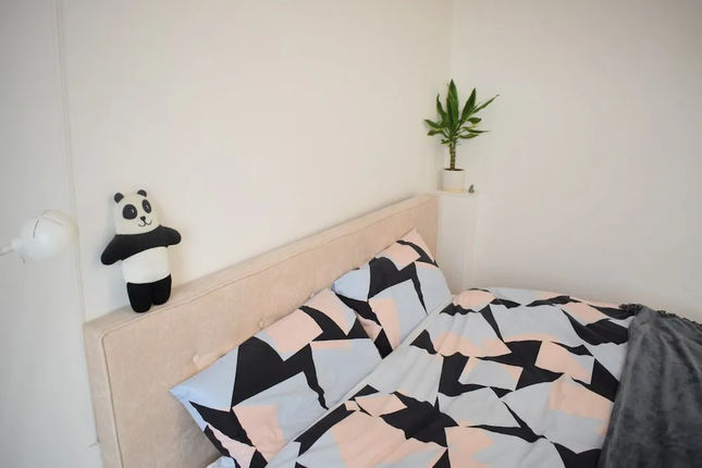 1 Bedroom Apartment With River View Roof Terrace Sleeps 2