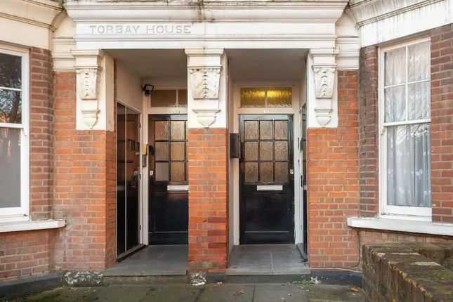 Wonderful 2 bed by Queen’s Park, for 6 Guests!