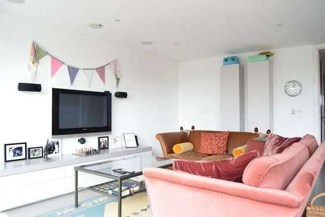 2 Bedroom Kennington Apartment With Balcony