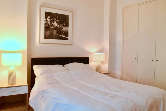 2 Bedroom Apartment With Stunning Views of Canary Wharf