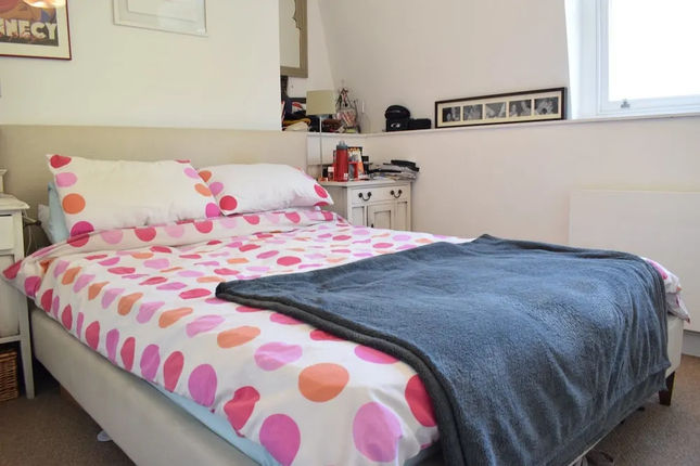 2 Bedroom Top Floor Apartment in Islington