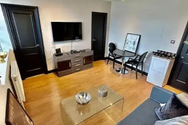 Vive Unique – Chelsea Cloisters Apartment