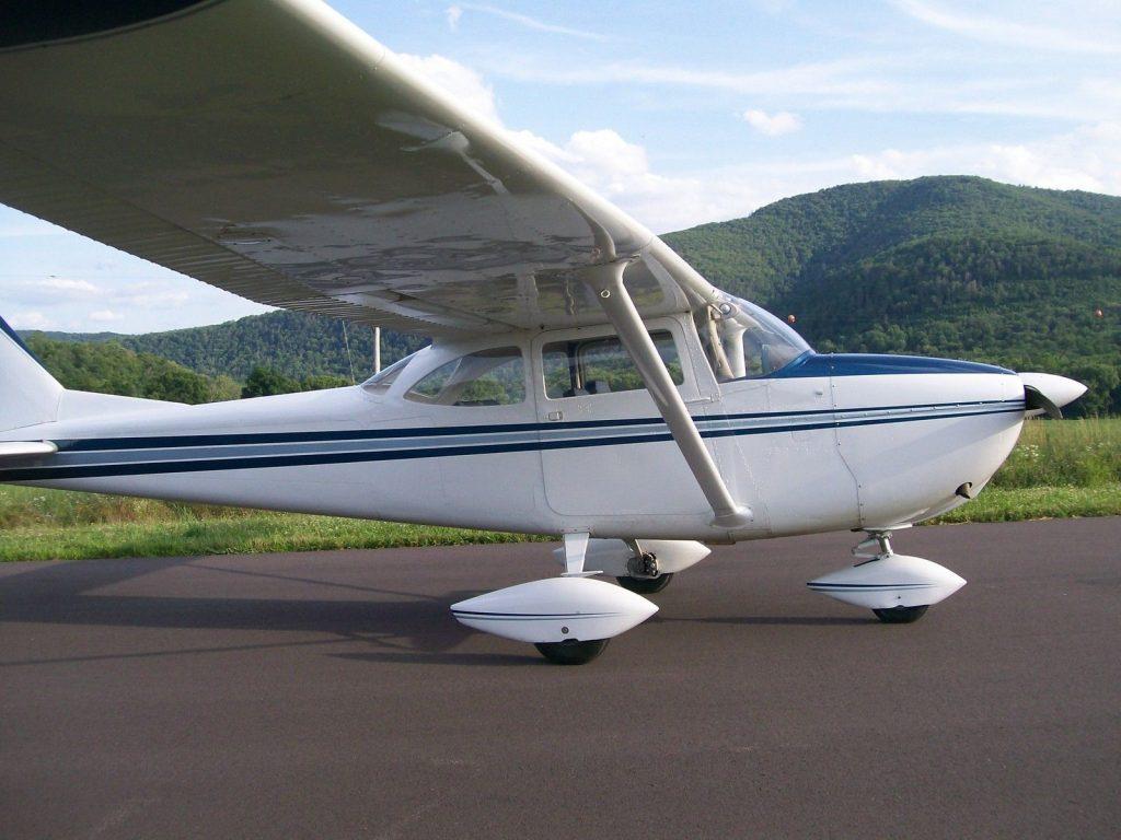 Hangared 1965 Cessna 172F aircraft