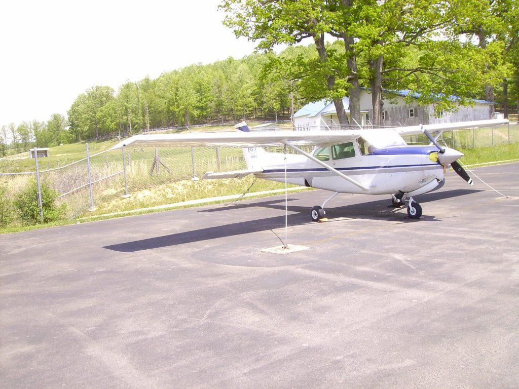 hangared 1980 Cessna 172 RG CUTLASS aircraft