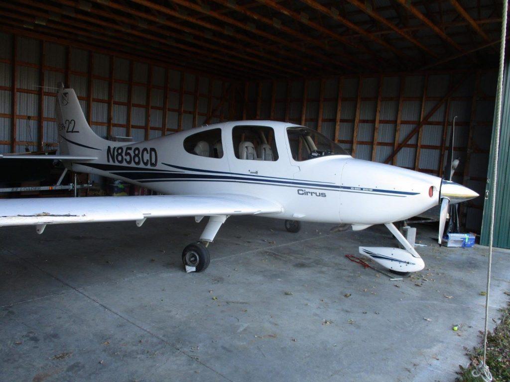 strong 2001 Cirrus aircraft