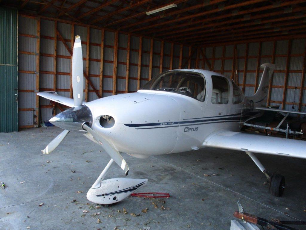 strong 2001 Cirrus aircraft