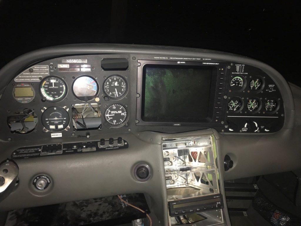 strong 2001 Cirrus aircraft