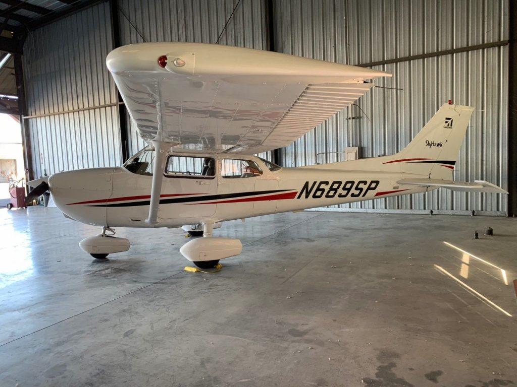 clean 1999 Cessna 172SP aircraft
