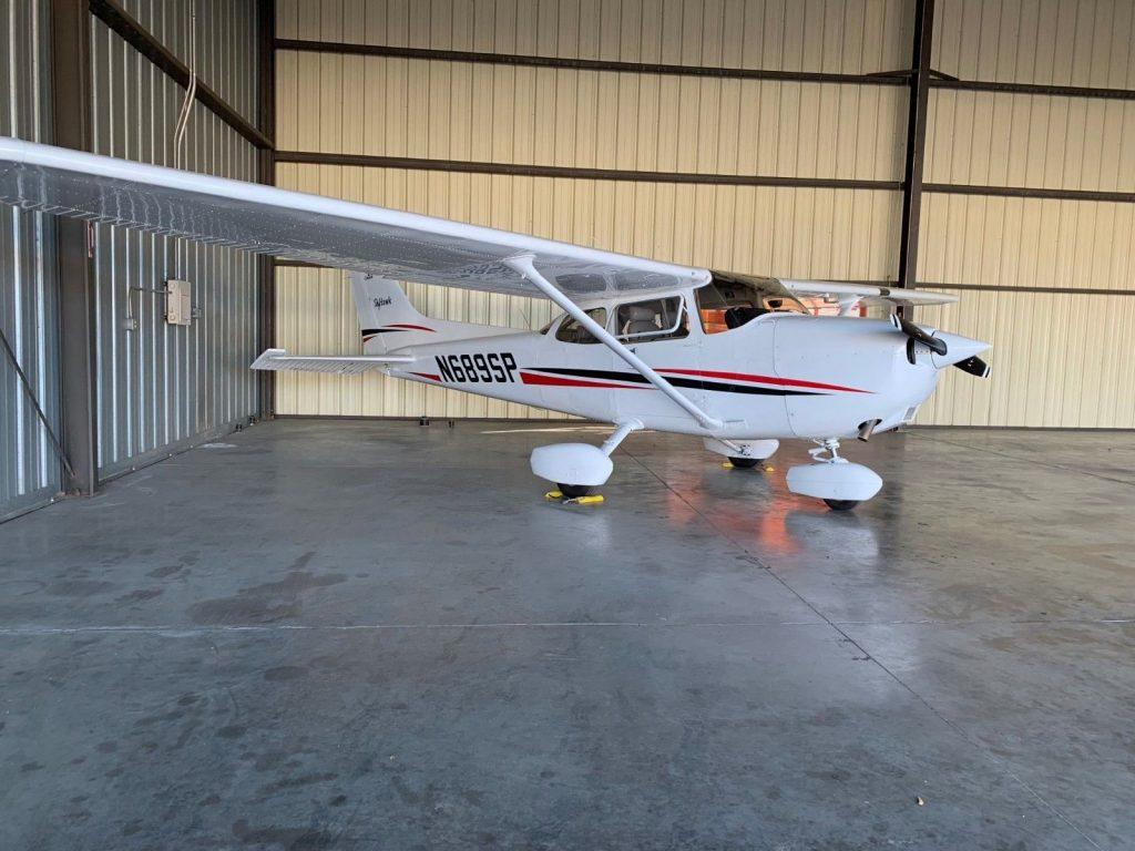clean 1999 Cessna 172SP aircraft