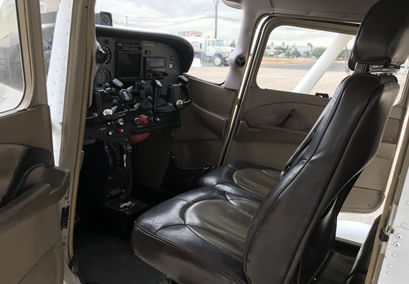 New Paint 2002 Cessna 172r aircraft