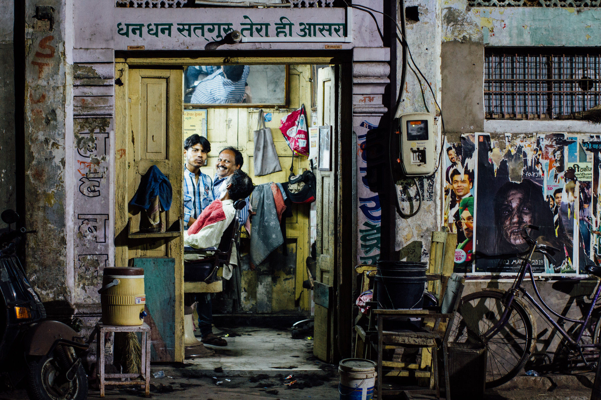 barbershop in agra by Adam Cohn (flickr)